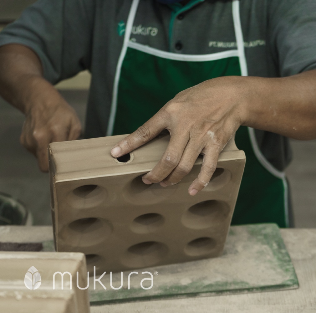 Proses produksi material roster Mukura yang sustainable