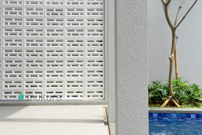 Contoh dinding roster minimalis Dashdot Plus untuk rumah gaya modern tropis