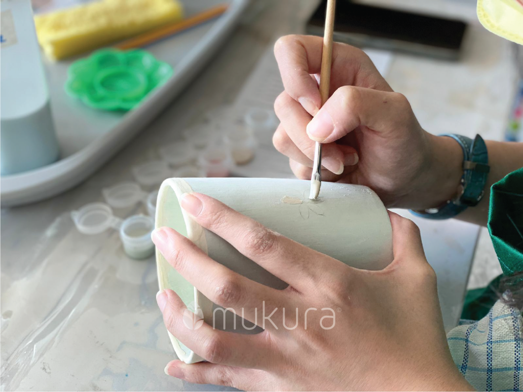 Proses melukis keramik bisque di workshop